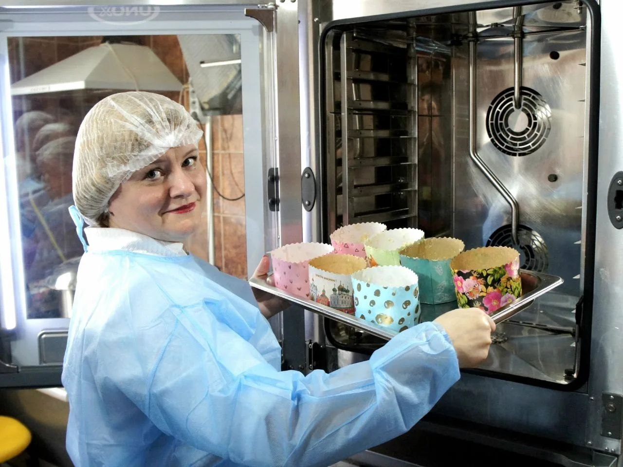 Участницы женского клуба «Призма Новоосколья» испекли пасхальные куличи для бойцов в преддверии главного христианского праздника Участницы женского клуба «Призма Новоосколья» испекли пасхальные куличи для бойцов в преддверии главного христианского праздника