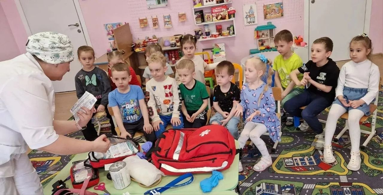 Воспитанников детского сада № 3 «Ромашка» посёлка Ракитное учат оказывать первую помощь Воспитанников детского сада № 3 «Ромашка» посёлка Ракитное учат оказывать первую помощь