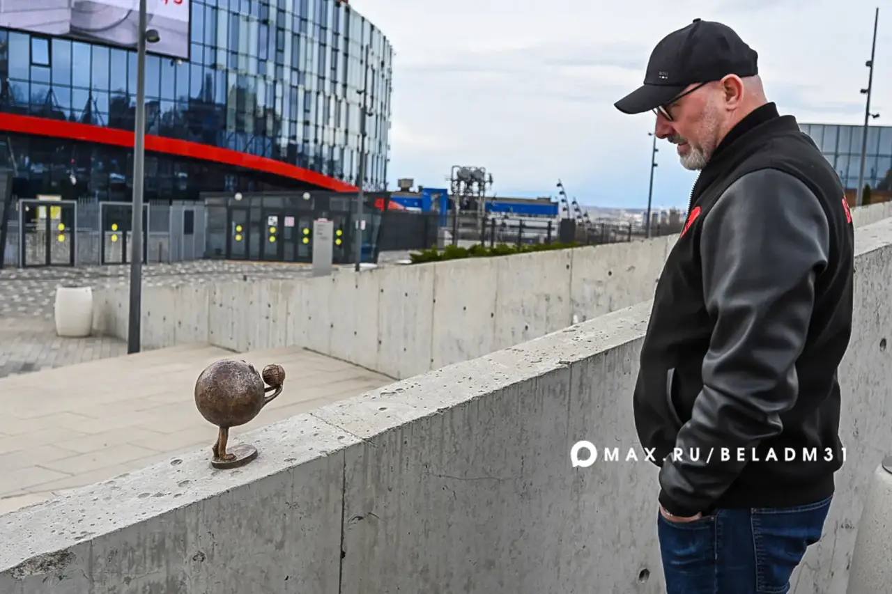 Второй «сбежавший» с моста смайл появился сегодня у СК «Белгород-Арена» Второй «сбежавший» с моста смайл появился сегодня у СК «Белгород-Арена»