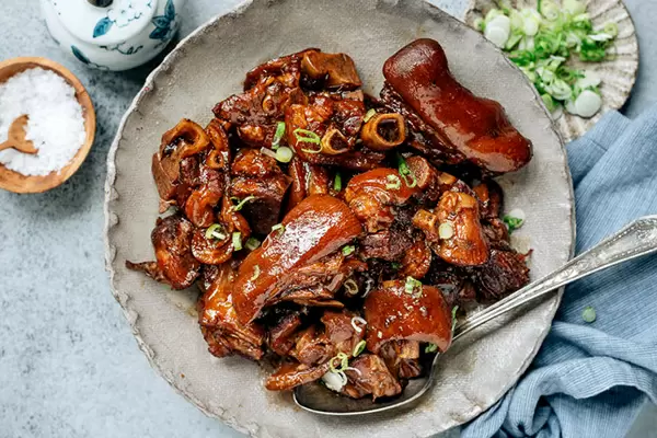 Необычное величие домашних свиных ножек: нежность и аромат по-китайски