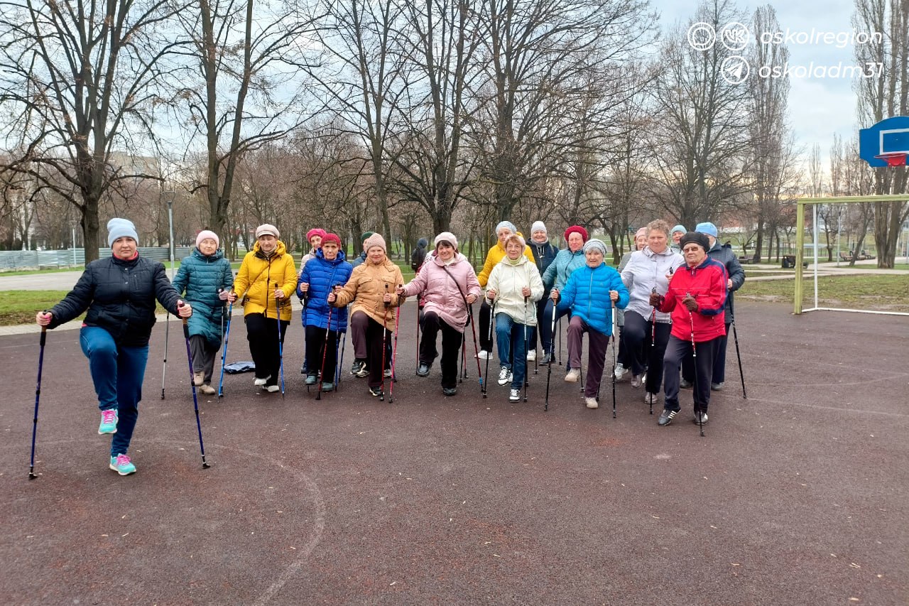 Спорт доступен каждому!. В рамках реализации национального проекта «Семья» и региональной программы «Активное долголетие» состоялся мастер-класс по скандинавской ходьбе для граждан пожилого возраста и инвалидов