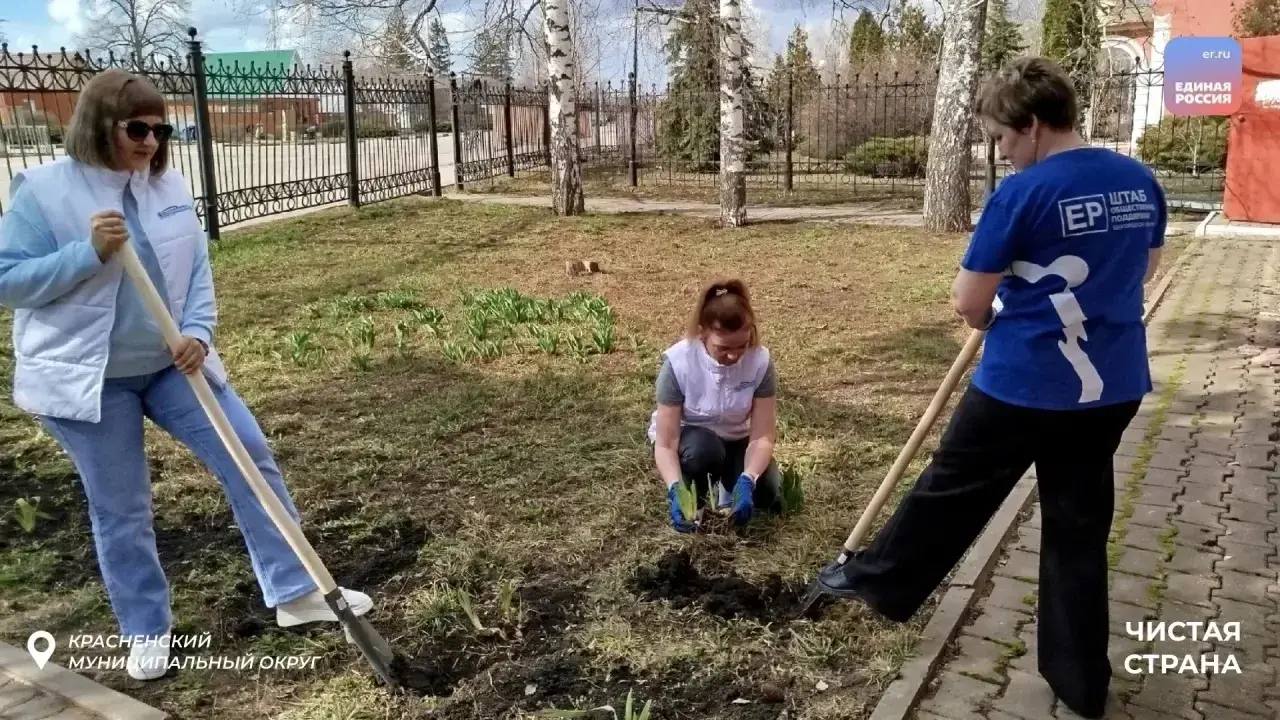 Время уборки: партийцы вышли на субботники Время уборки: партийцы вышли на субботники