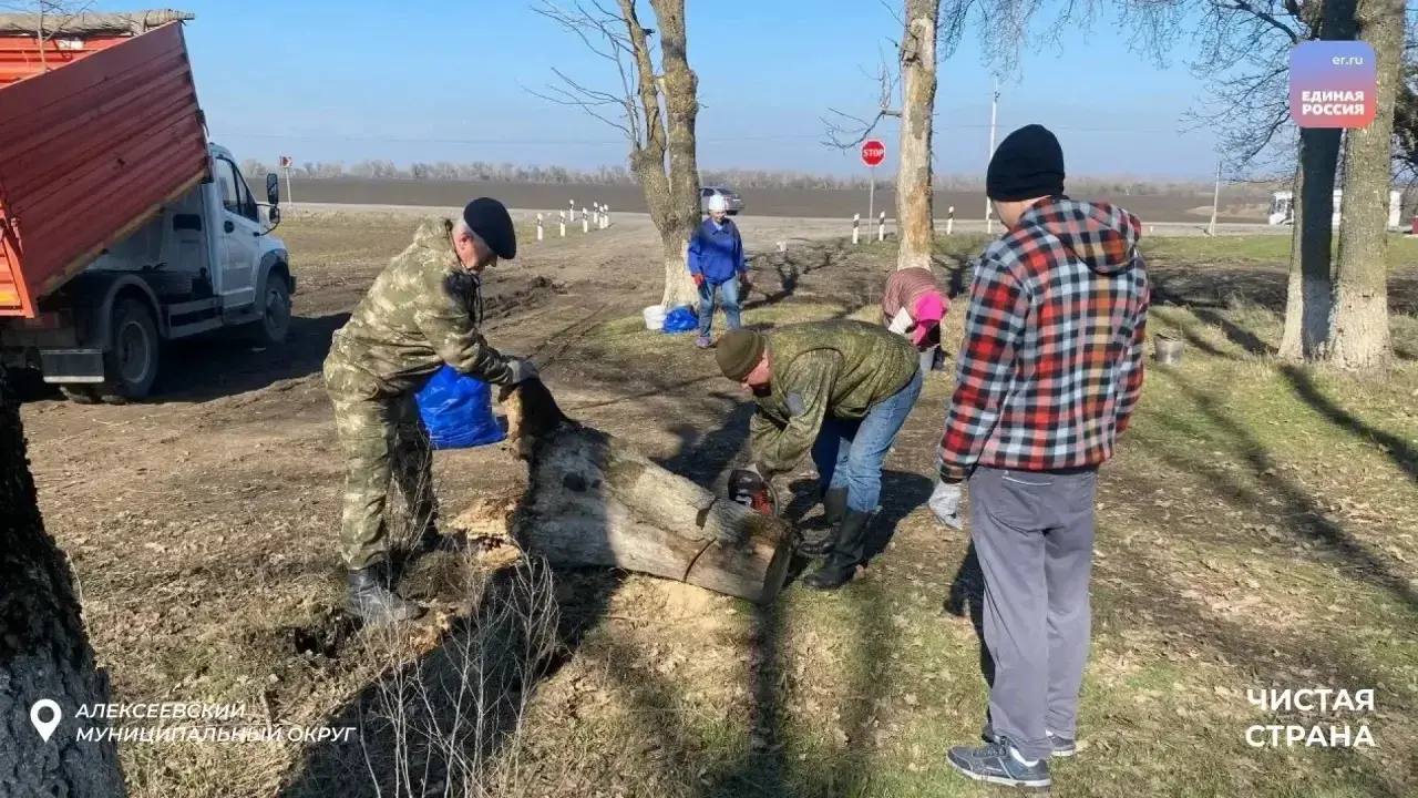 Время уборки: партийцы вышли на субботники Время уборки: партийцы вышли на субботники