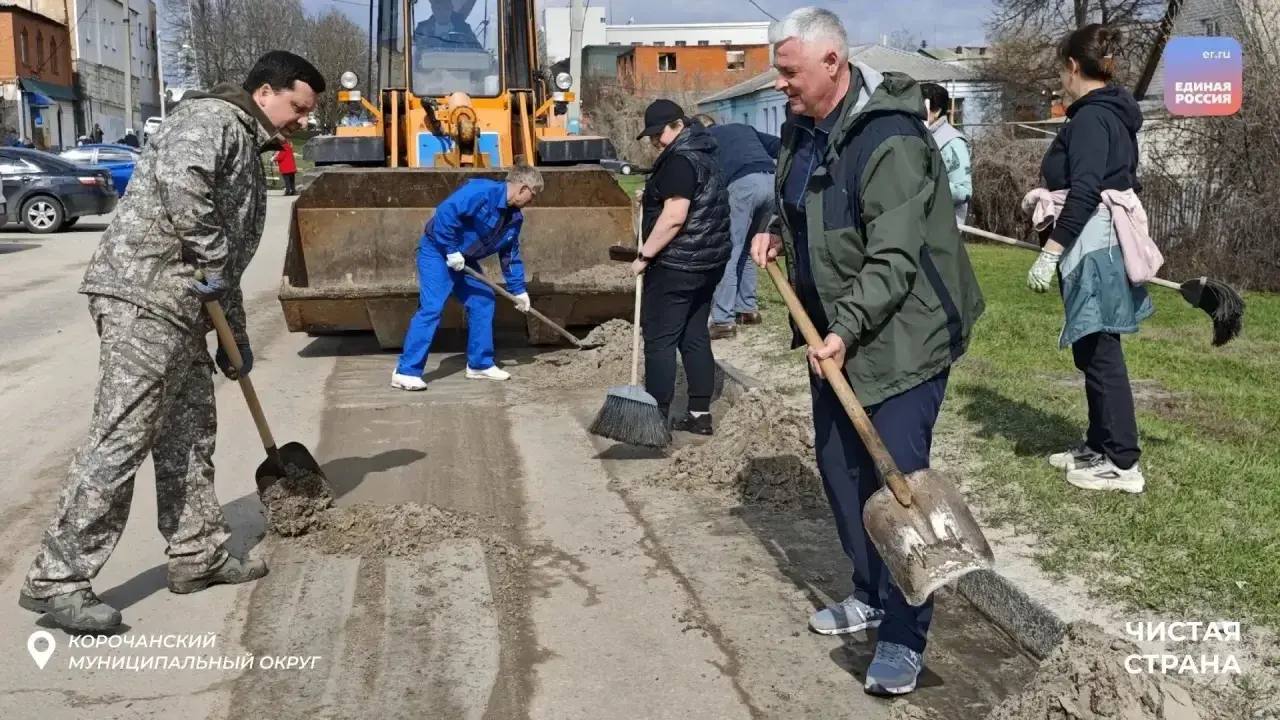 Время уборки: партийцы вышли на субботники Время уборки: партийцы вышли на субботники