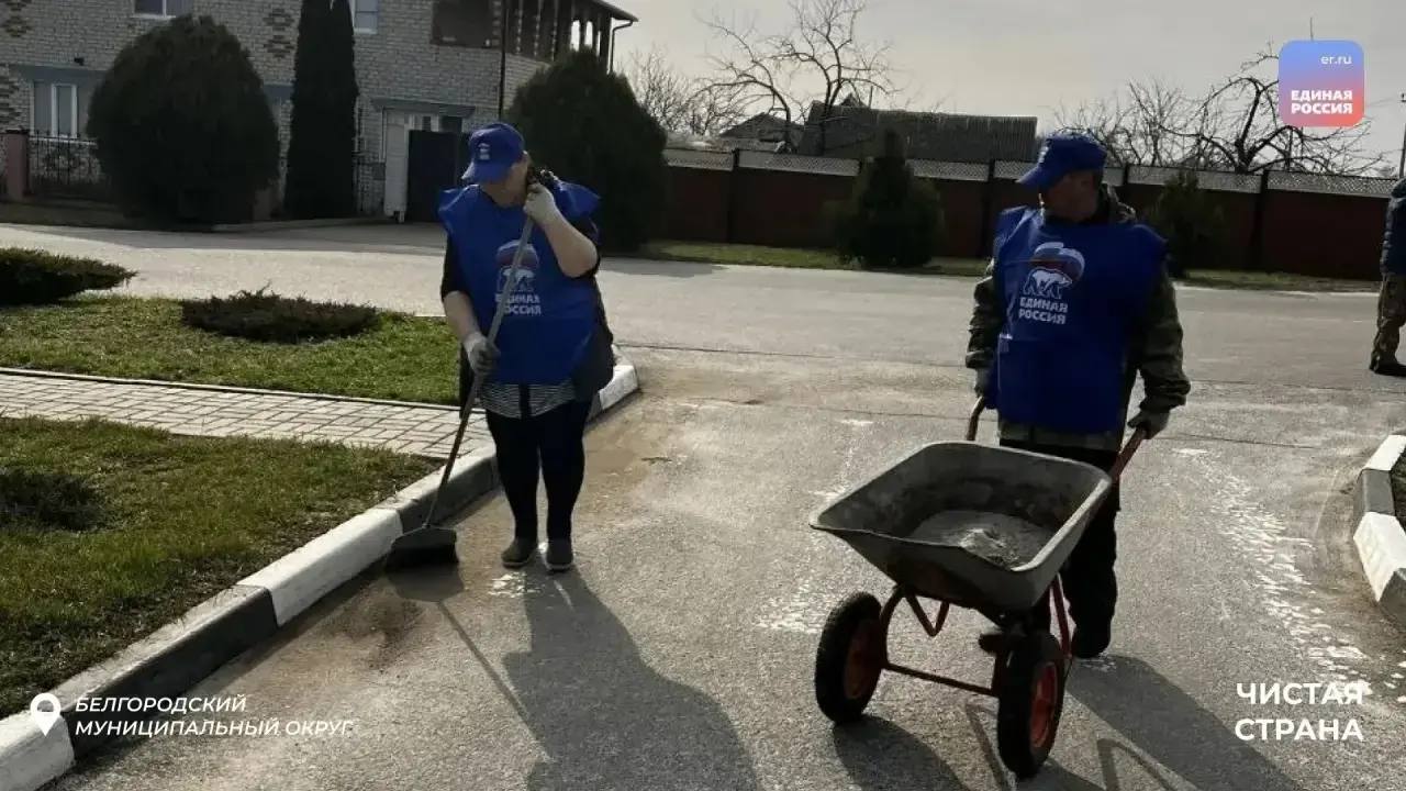 Время уборки: партийцы вышли на субботники Время уборки: партийцы вышли на субботники