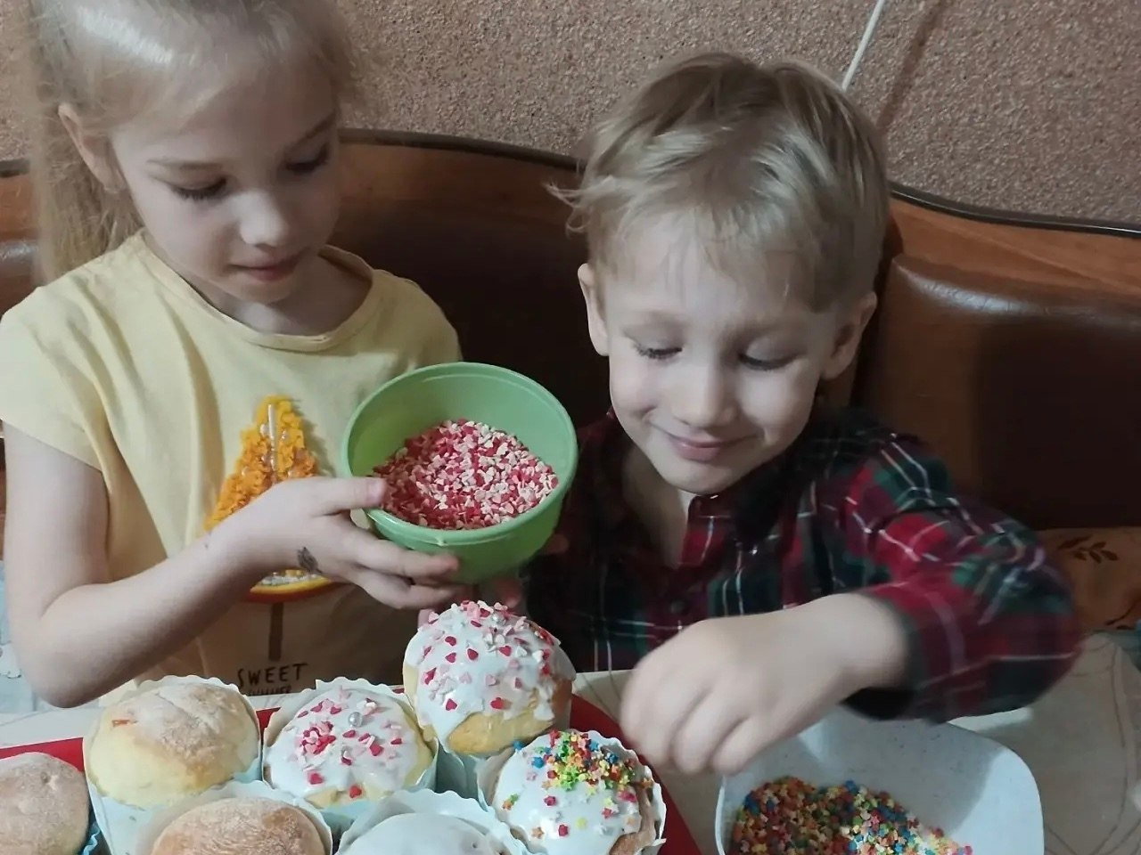 В Валуйском округе волонтёры передали военнослужащим около тысячи пасхальных куличей В Валуйском округе волонтёры передали военнослужащим около тысячи пасхальных куличей