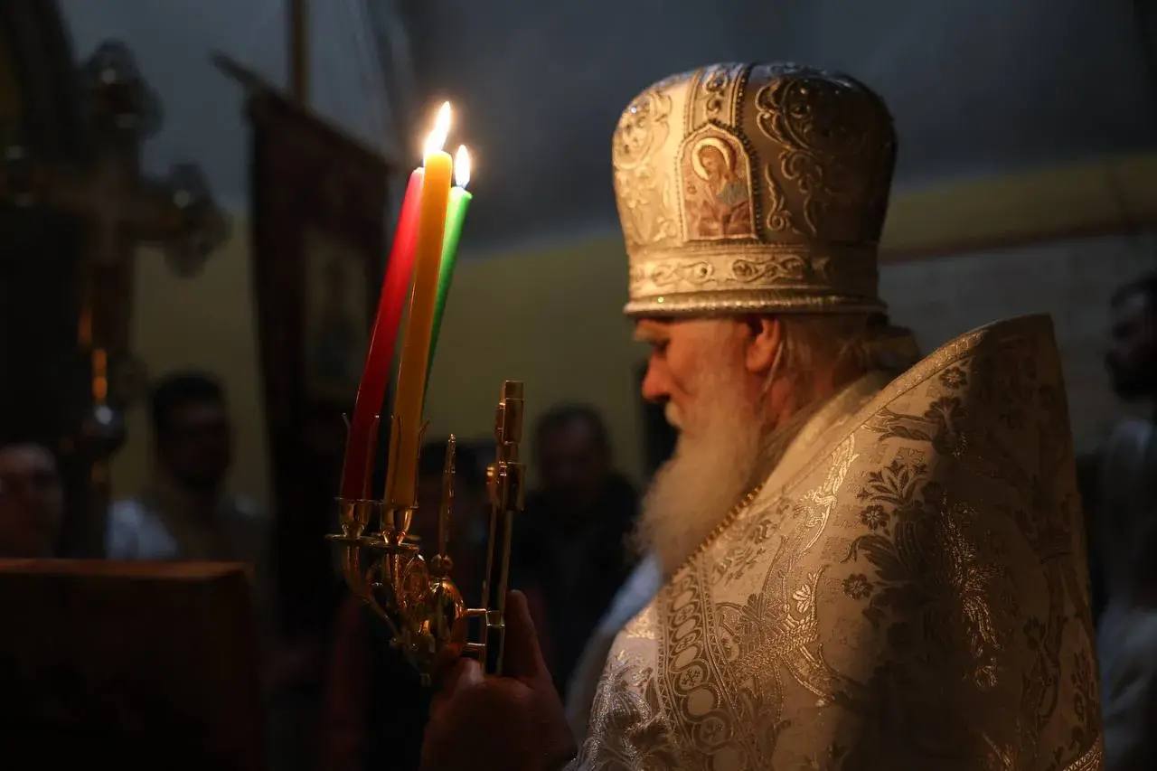 Христос Воскресе!. Глава администрации округа Михаил Лобазнов поздравил старооскольцев с праздником Светлой Пасхи: «Этой пасхальной ночью в храме Рождества Христова звучит общая молитва, и особенно чувствуется радость... Христос Воскресе!. Глава администрации округа Михаил Лобазнов поздравил старооскольцев с праздником Светлой Пасхи: «Этой пасхальной ночью в храме Рождества Христова звучит общая молитва, и особенно чувствуется радость...