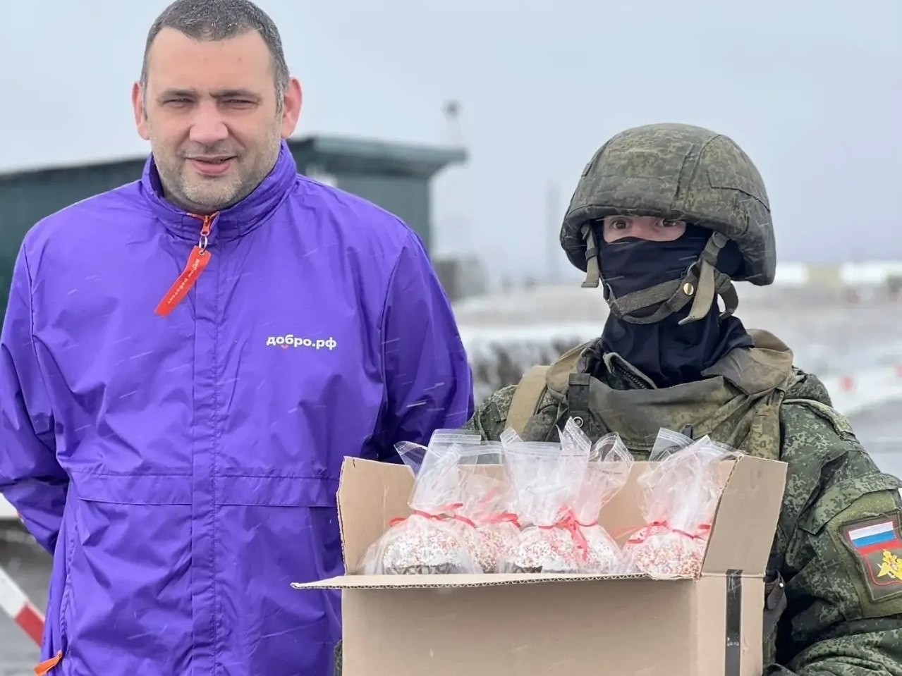 В Валуйском округе волонтёры передали военнослужащим около тысячи пасхальных куличей