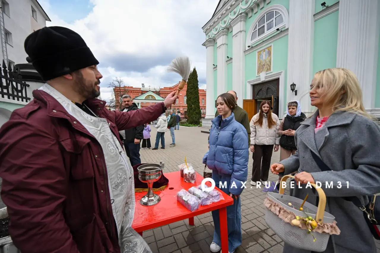 Освящать куличи в храме — добрая пасхальная традиция, объединяющая поколения Освящать куличи в храме — добрая пасхальная традиция, объединяющая поколения