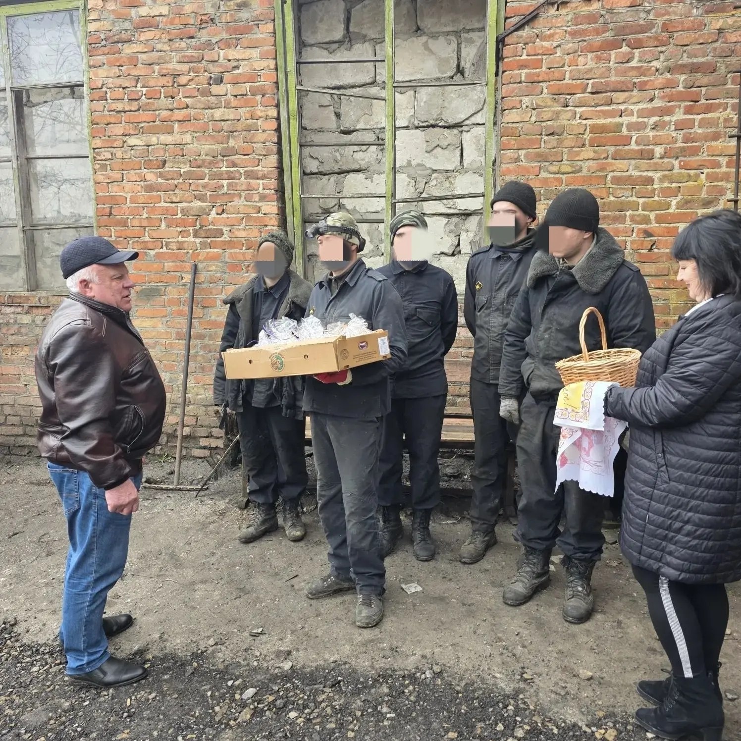 С заботой о фронте: депутаты передали пасхальные угощения военнослужащим