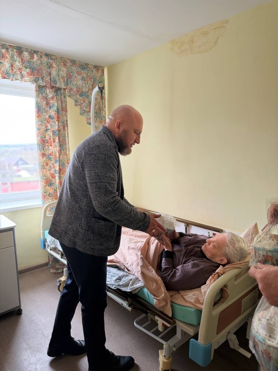 Дмитрий Панков поздравил пожилых людей в Доме сестринского ухода с Пасхой Дмитрий Панков поздравил пожилых людей в Доме сестринского ухода с Пасхой