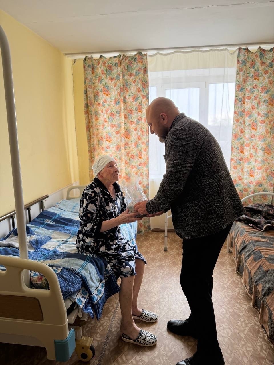 Дмитрий Панков поздравил пожилых людей в Доме сестринского ухода с Пасхой Дмитрий Панков поздравил пожилых людей в Доме сестринского ухода с Пасхой