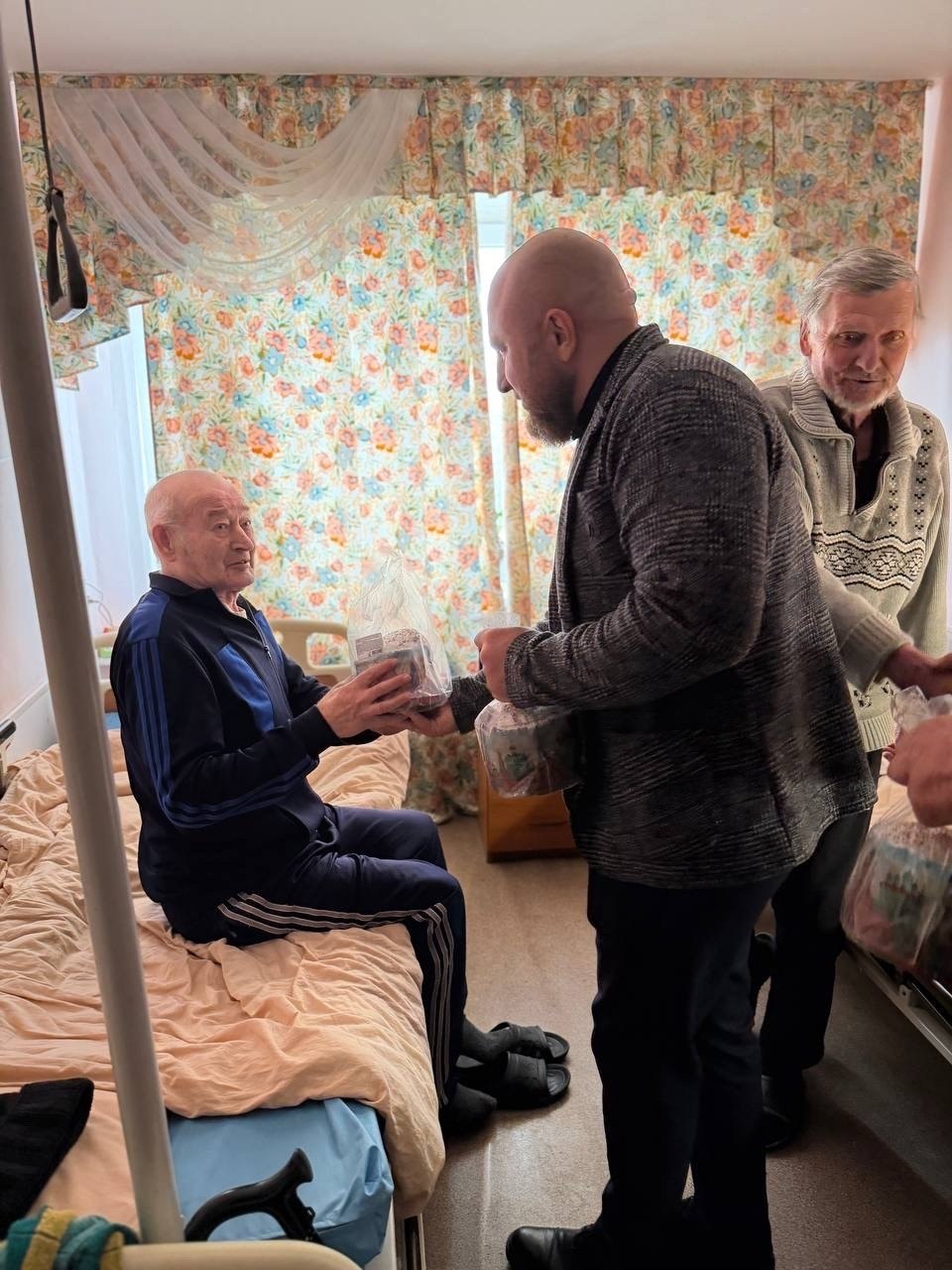 Дмитрий Панков поздравил пожилых людей в Доме сестринского ухода с Пасхой Дмитрий Панков поздравил пожилых людей в Доме сестринского ухода с Пасхой