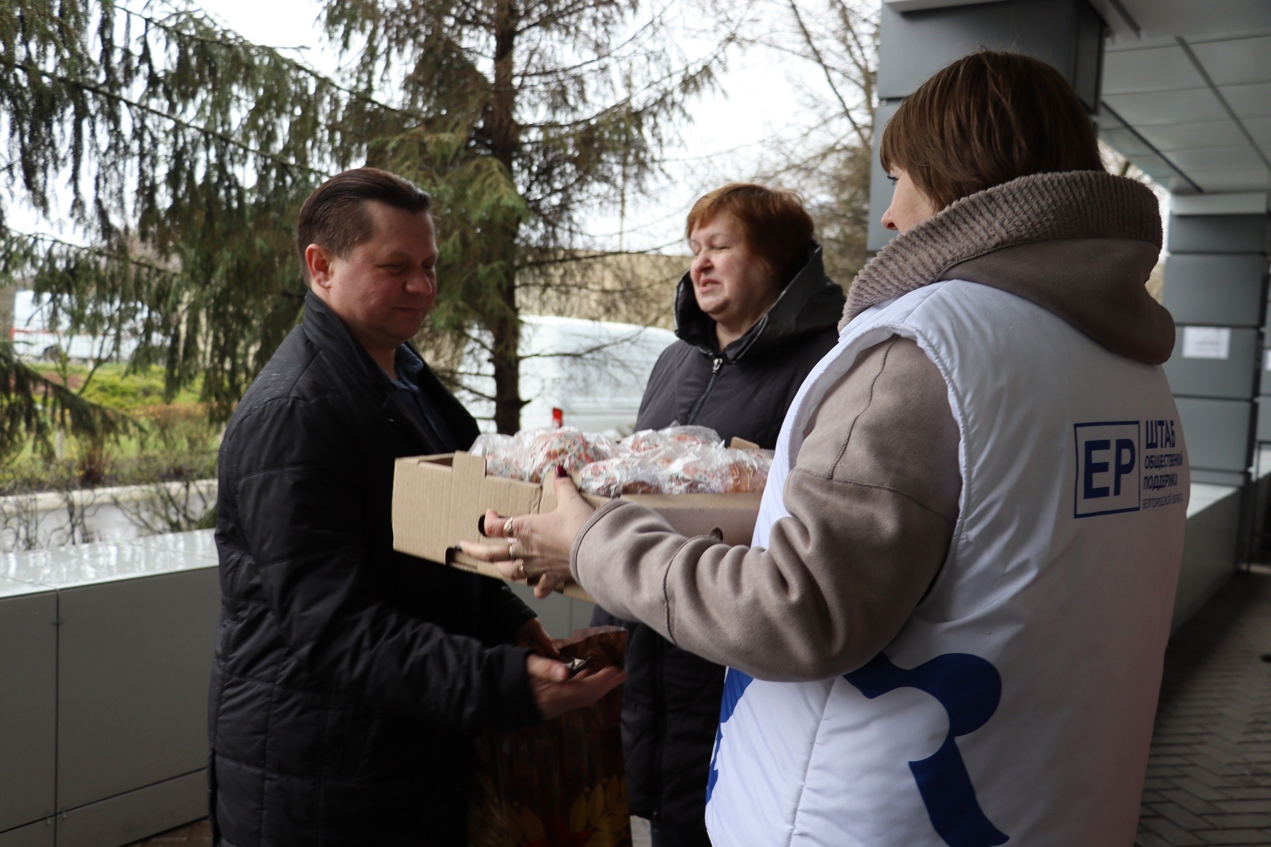 С заботой о фронте: депутаты передали пасхальные угощения военнослужащим С заботой о фронте: депутаты передали пасхальные угощения военнослужащим