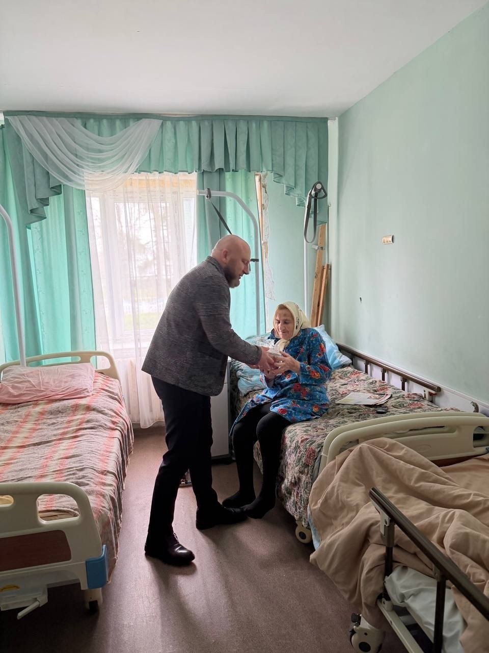 Дмитрий Панков поздравил пожилых людей в Доме сестринского ухода с Пасхой Дмитрий Панков поздравил пожилых людей в Доме сестринского ухода с Пасхой