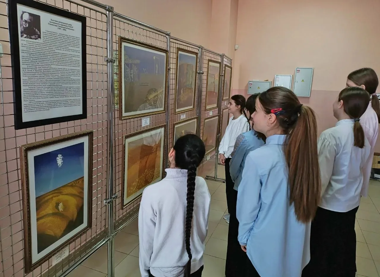 Сотрудники Белгородского художественного музея побывали в гостях у обучающихся Тавровской средней общеобразовательной школы им. Героя Советского Союза А. Г. Ачкасова с передвижной выставкой «Графика С. С. Косенкова»