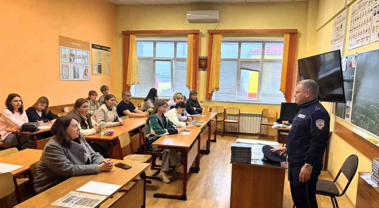 Белгородские автоинспекторы организовали для курсантов автошкол занятия по дорожной безопасности Белгородские автоинспекторы организовали для курсантов автошкол занятия по дорожной безопасности