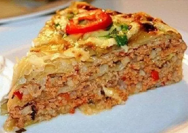 Пирог из капустных блинов с ароматным фаршем