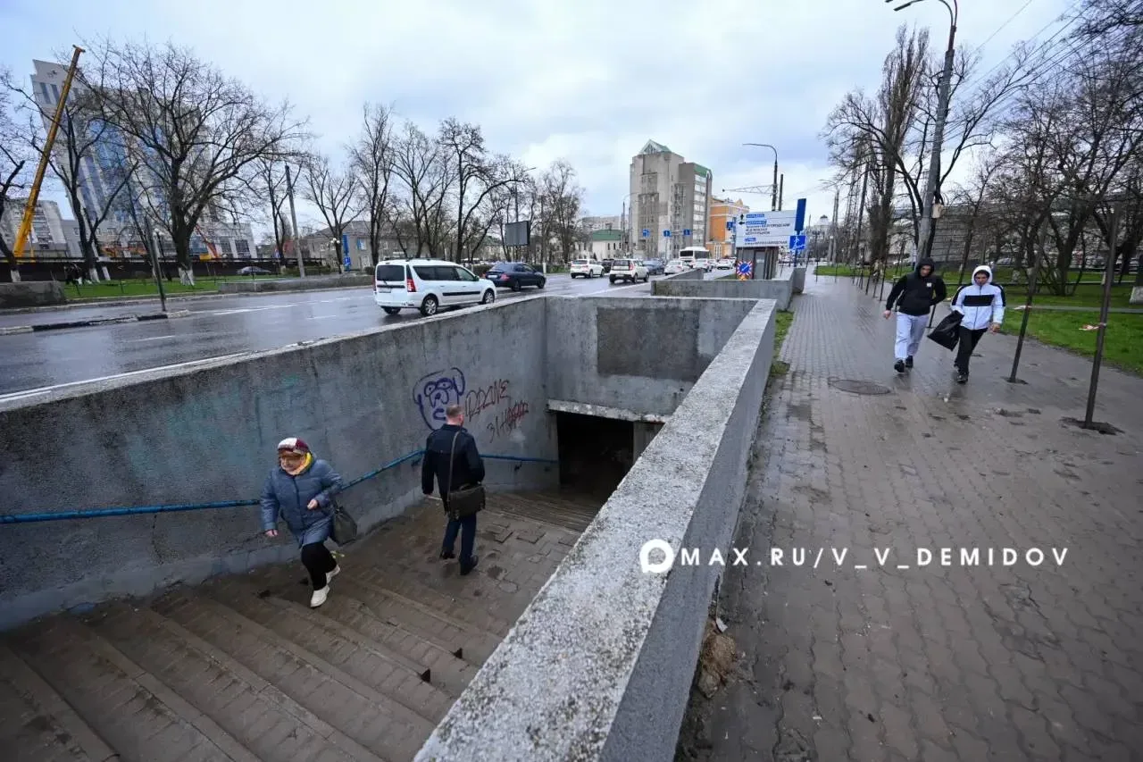На остановке «Энергомаш» в Белгороде во время ремонта подземного перехода для пешеходов организуют наземный