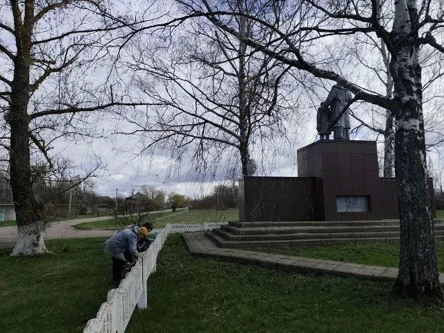 Андрей Гриднев: В рамках месячника добровольного служения Белгородской области в округе прошли субботники по благоустройству памятных мест, посвящённых участникам Великой Отечественной войны