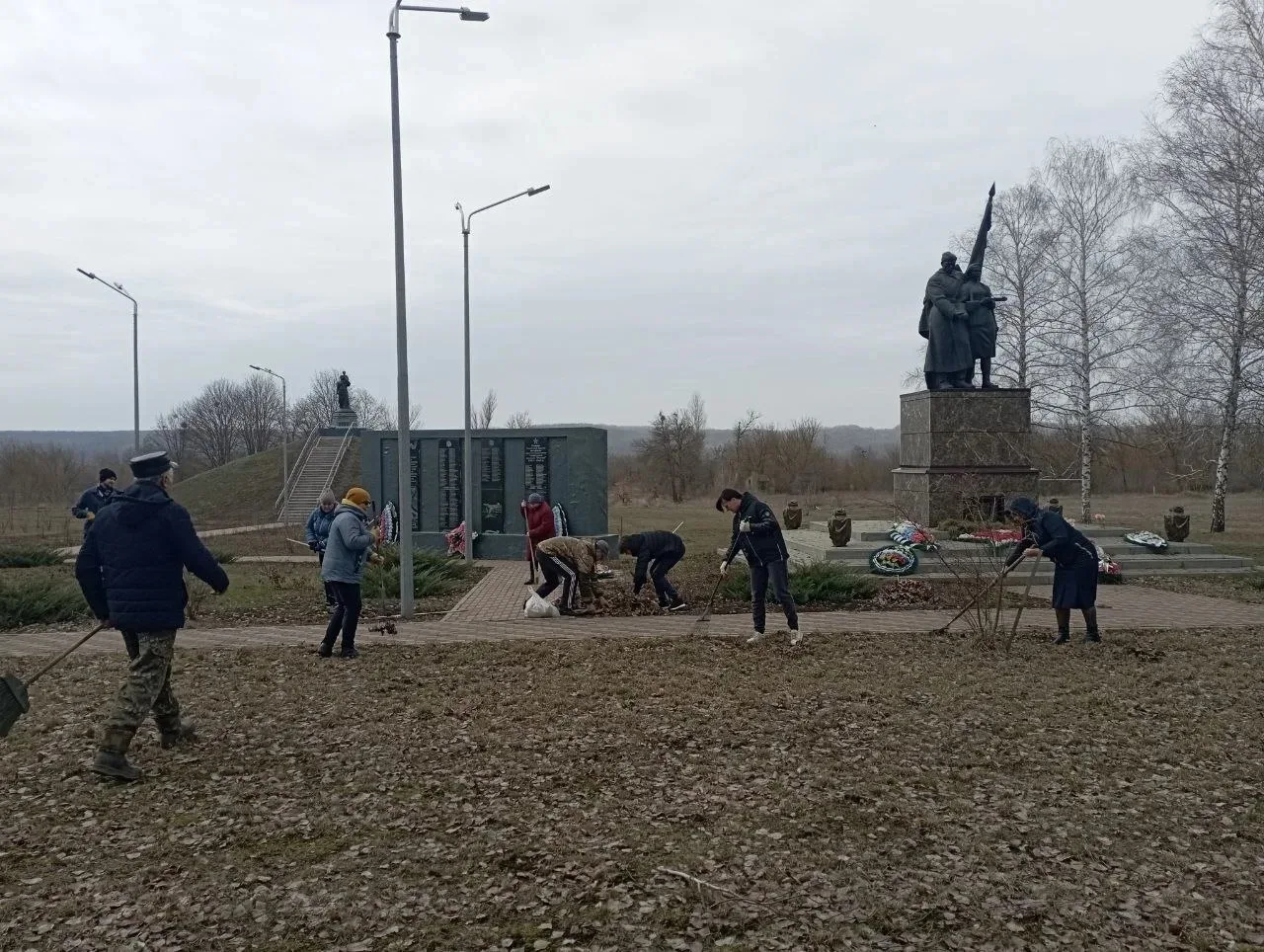 Андрей Гриднев: В рамках месячника добровольного служения Белгородской области в округе прошли субботники по благоустройству памятных мест, посвящённых участникам Великой Отечественной войны Андрей Гриднев: В рамках месячника добровольного служения Белгородской области в округе прошли субботники по благоустройству памятных мест, посвящённых участникам Великой Отечественной войны