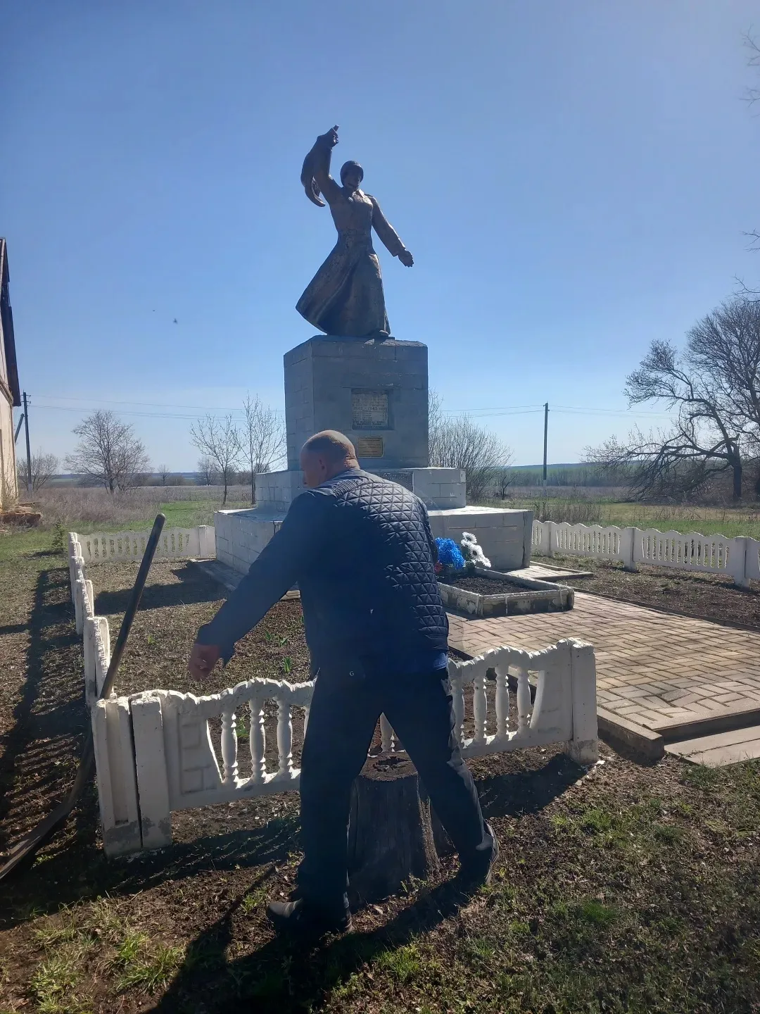 Андрей Гриднев: В рамках месячника добровольного служения Белгородской области в округе прошли субботники по благоустройству памятных мест, посвящённых участникам Великой Отечественной войны Андрей Гриднев: В рамках месячника добровольного служения Белгородской области в округе прошли субботники по благоустройству памятных мест, посвящённых участникам Великой Отечественной войны