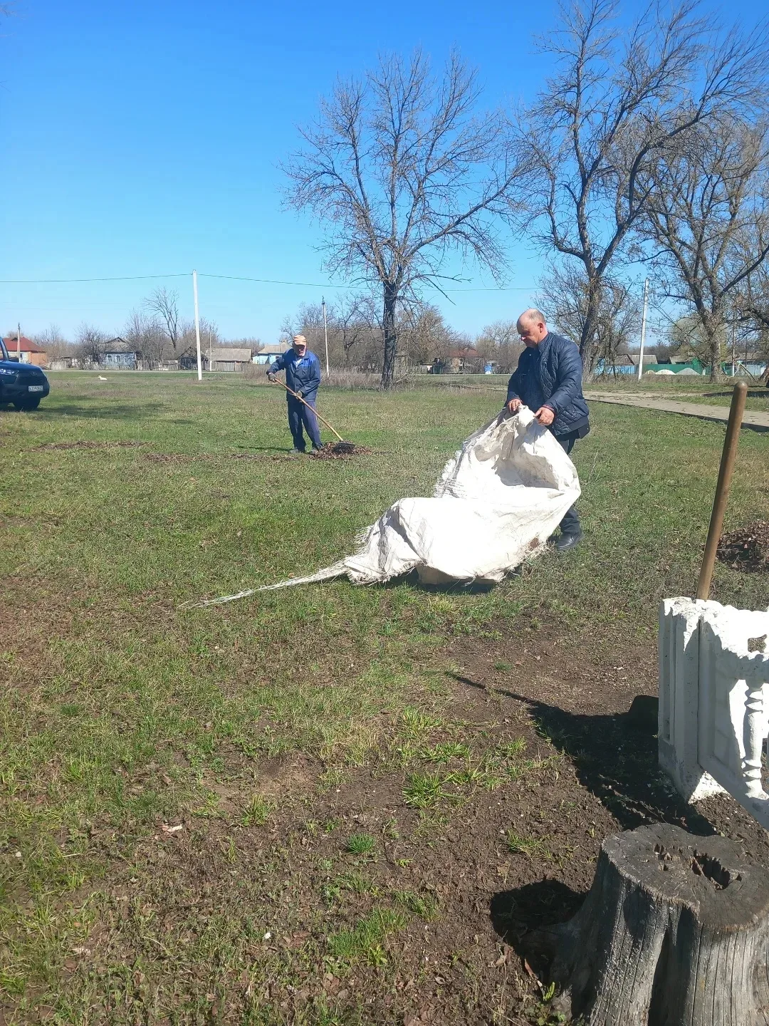 Андрей Гриднев: В рамках месячника добровольного служения Белгородской области в округе прошли субботники по благоустройству памятных мест, посвящённых участникам Великой Отечественной войны Андрей Гриднев: В рамках месячника добровольного служения Белгородской области в округе прошли субботники по благоустройству памятных мест, посвящённых участникам Великой Отечественной войны