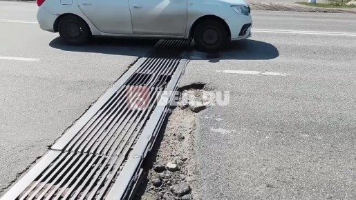 В Белгороде на Сумской яму «отремонтировали» куском плитки