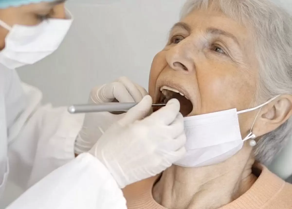 Уход за протезами: секреты правильной чистки и выбор средств