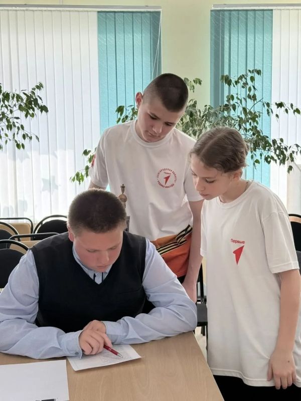 В преддверии дня Победы в Молодежном штабе Победы для активистов МБОУ «Шараповская СОШ» состоялась экскурсия по передвижному выставочному проект «Память нашу не стереть годами» В преддверии дня Победы в Молодежном штабе Победы для активистов МБОУ «Шараповская СОШ» состоялась экскурсия по передвижному выставочному проект «Память нашу не стереть годами»