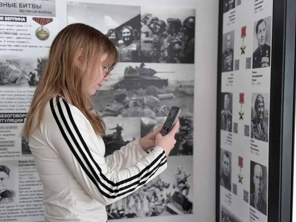 В преддверии дня Победы в Молодежном штабе Победы для активистов МБОУ «Шараповская СОШ» состоялась экскурсия по передвижному выставочному проект «Память нашу не стереть годами» В преддверии дня Победы в Молодежном штабе Победы для активистов МБОУ «Шараповская СОШ» состоялась экскурсия по передвижному выставочному проект «Память нашу не стереть годами»