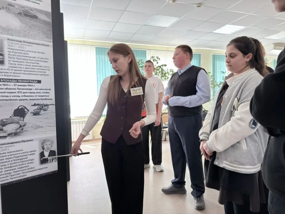 В преддверии дня Победы в Молодежном штабе Победы для активистов МБОУ «Шараповская СОШ» состоялась экскурсия по передвижному выставочному проект «Память нашу не стереть годами» В преддверии дня Победы в Молодежном штабе Победы для активистов МБОУ «Шараповская СОШ» состоялась экскурсия по передвижному выставочному проект «Память нашу не стереть годами»