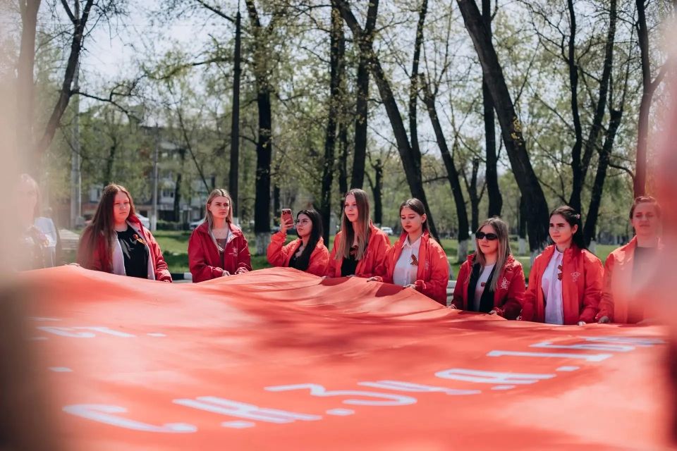 В честь приближающегося Дня Победы активисты развернули в регионе большое Знамя Победы и выстроились в живую цифру «9» В честь приближающегося Дня Победы активисты развернули в регионе большое Знамя Победы и выстроились в живую цифру «9»