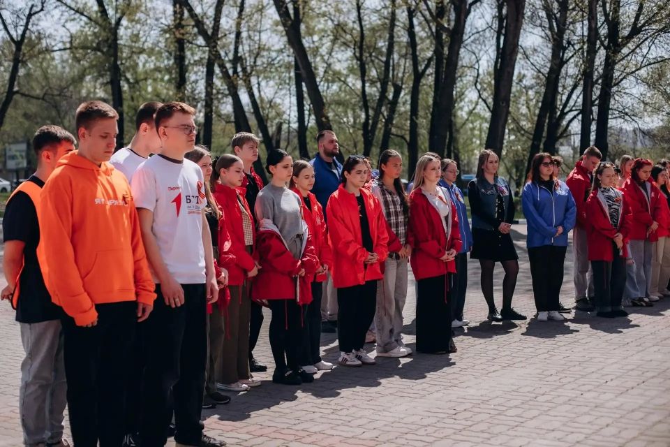 В честь приближающегося Дня Победы активисты развернули в регионе большое Знамя Победы и выстроились в живую цифру «9» В честь приближающегося Дня Победы активисты развернули в регионе большое Знамя Победы и выстроились в живую цифру «9»