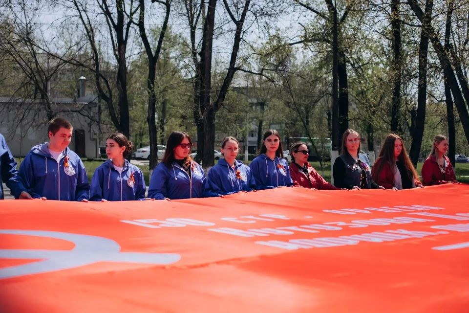В честь приближающегося Дня Победы активисты развернули в регионе большое Знамя Победы и выстроились в живую цифру «9» В честь приближающегося Дня Победы активисты развернули в регионе большое Знамя Победы и выстроились в живую цифру «9»