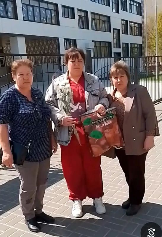 В канун годовщины Великой Победы поздравления принимают родственники краснояружцев, отдавших свои жизни ради будущего своей Отчизны в зоне СВО и в локальных конфликтах В канун годовщины Великой Победы поздравления принимают родственники краснояружцев, отдавших свои жизни ради будущего своей Отчизны в зоне СВО и в локальных конфликтах