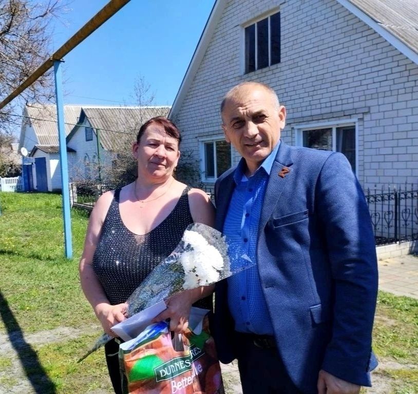 В канун годовщины Великой Победы поздравления принимают родственники краснояружцев, отдавших свои жизни ради будущего своей Отчизны в зоне СВО и в локальных конфликтах В канун годовщины Великой Победы поздравления принимают родственники краснояружцев, отдавших свои жизни ради будущего своей Отчизны в зоне СВО и в локальных конфликтах