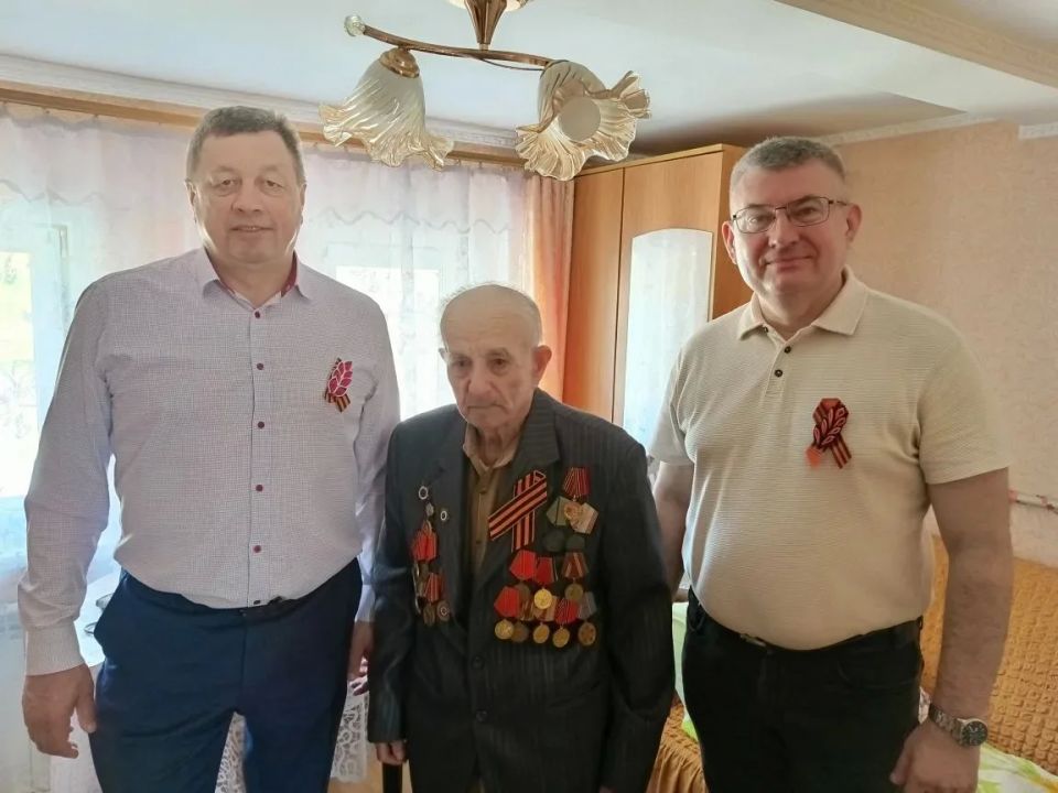Андрей Гриднев: В преддверии Дня Победы вместе с депутатом Белгородской областной Думы Геннадием Чмиревым и ректором НИУ «БелГУ» Евгенией Карловской с особым теплом и искренней благодарностью поздравили наших дорогих... Андрей Гриднев: В преддверии Дня Победы вместе с депутатом Белгородской областной Думы Геннадием Чмиревым и ректором НИУ «БелГУ» Евгенией Карловской с особым теплом и искренней благодарностью поздравили наших дорогих...