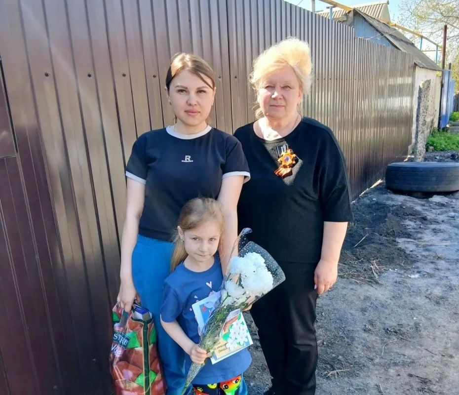 В канун годовщины Великой Победы поздравления принимают родственники краснояружцев, отдавших свои жизни ради будущего своей Отчизны в зоне СВО и в локальных конфликтах