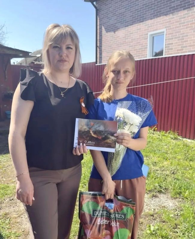 В канун годовщины Великой Победы поздравления принимают родственники краснояружцев, отдавших свои жизни ради будущего своей Отчизны в зоне СВО и в локальных конфликтах В канун годовщины Великой Победы поздравления принимают родственники краснояружцев, отдавших свои жизни ради будущего своей Отчизны в зоне СВО и в локальных конфликтах