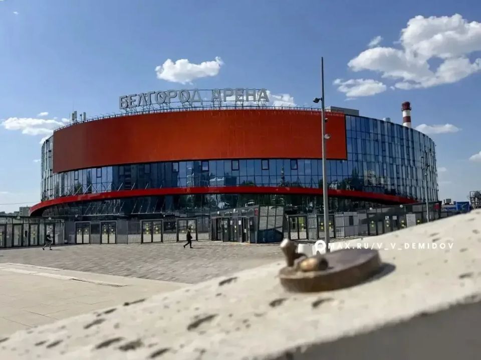 В Белгороде ищут вандала, который сломал смайлик возле спортивной арены В Белгороде ищут вандала, который сломал смайлик возле спортивной арены