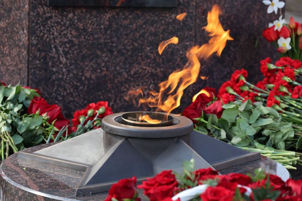 В преддверии праздника Великой Победы в областном центре зажгли Вечный огонь В преддверии праздника Великой Победы в областном центре зажгли Вечный огонь