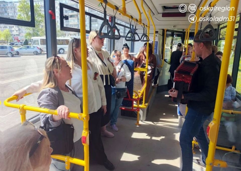 В автобусах Старого Оскола зазвучали песни Победы