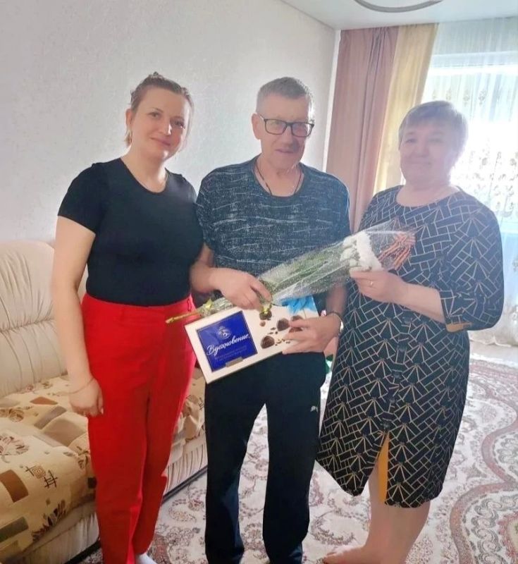 В канун годовщины Великой Победы поздравления принимают родственники краснояружцев, отдавших свои жизни ради будущего своей Отчизны в зоне СВО и в локальных конфликтах В канун годовщины Великой Победы поздравления принимают родственники краснояружцев, отдавших свои жизни ради будущего своей Отчизны в зоне СВО и в локальных конфликтах