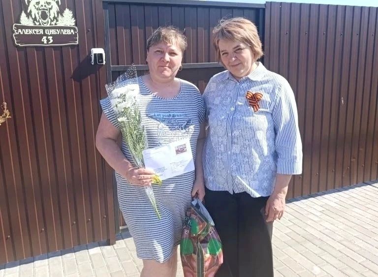 В канун годовщины Великой Победы поздравления принимают родственники краснояружцев, отдавших свои жизни ради будущего своей Отчизны в зоне СВО и в локальных конфликтах В канун годовщины Великой Победы поздравления принимают родственники краснояружцев, отдавших свои жизни ради будущего своей Отчизны в зоне СВО и в локальных конфликтах