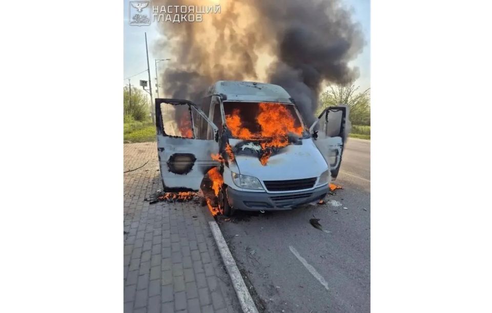 ВСУ целенаправленно атаковали служебный микроавтобус в Белгородской области, в результате атаки погибла женщина, еще двое мужчин получили ранения, сообщил Гладков