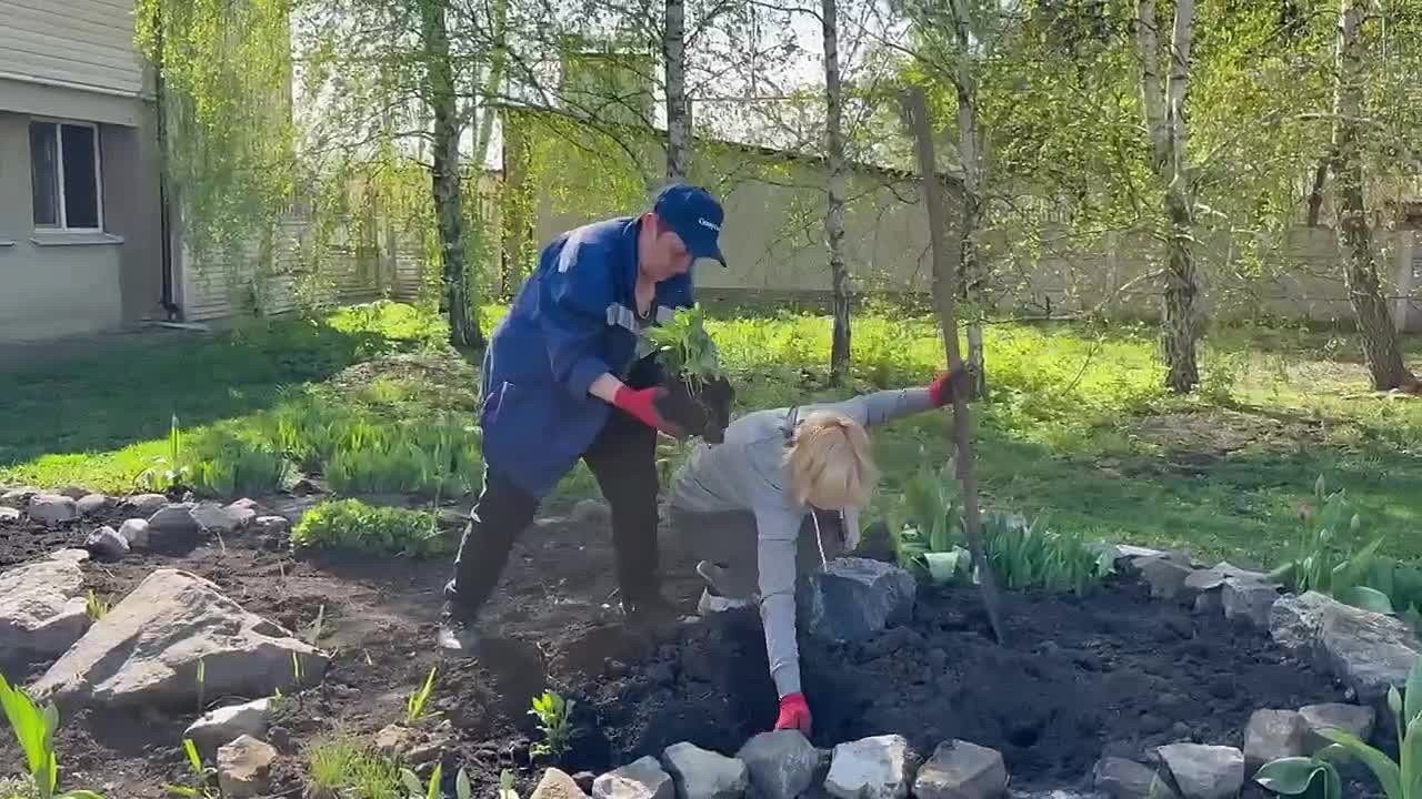 Сотрудники Краснояружского зеленстроя ведут планомерную работу по благоустройству