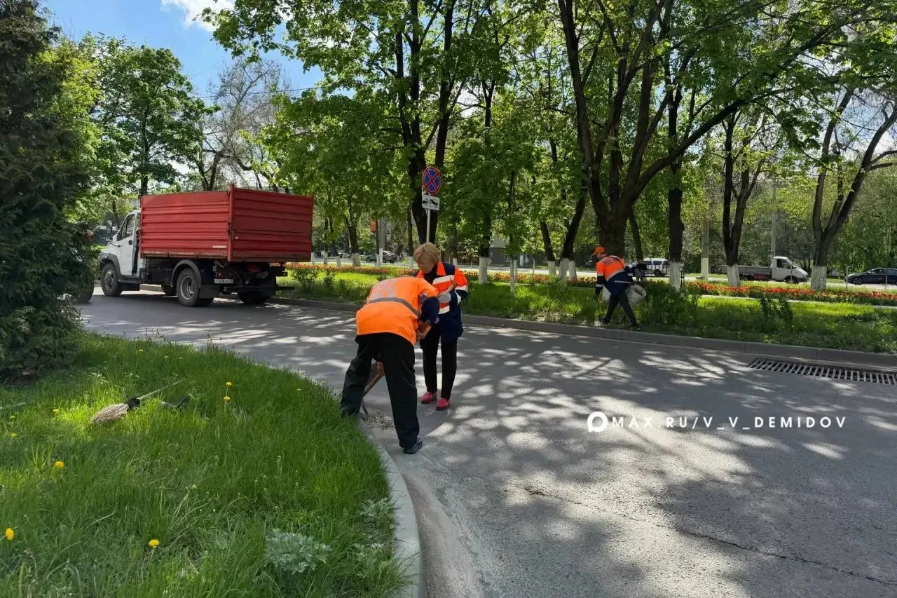 Валентин Демидов: Ежедневно порядок на улицах города наводят порядка 190 рабочих и 60 единиц техники Белгорблагоустройства Валентин Демидов: Ежедневно порядок на улицах города наводят порядка 190 рабочих и 60 единиц техники Белгорблагоустройства