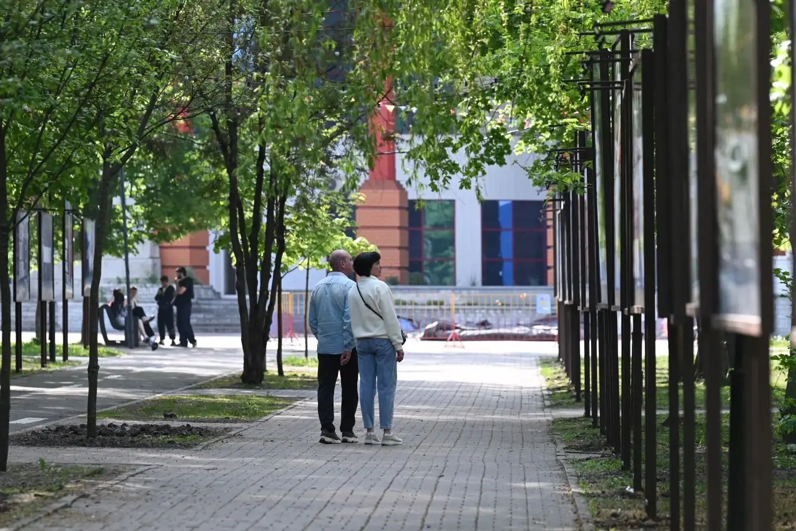 В парке Победы Белгорода открылась выставка «Город, который живёт и становится сильнее» В парке Победы Белгорода открылась выставка «Город, который живёт и становится сильнее»
