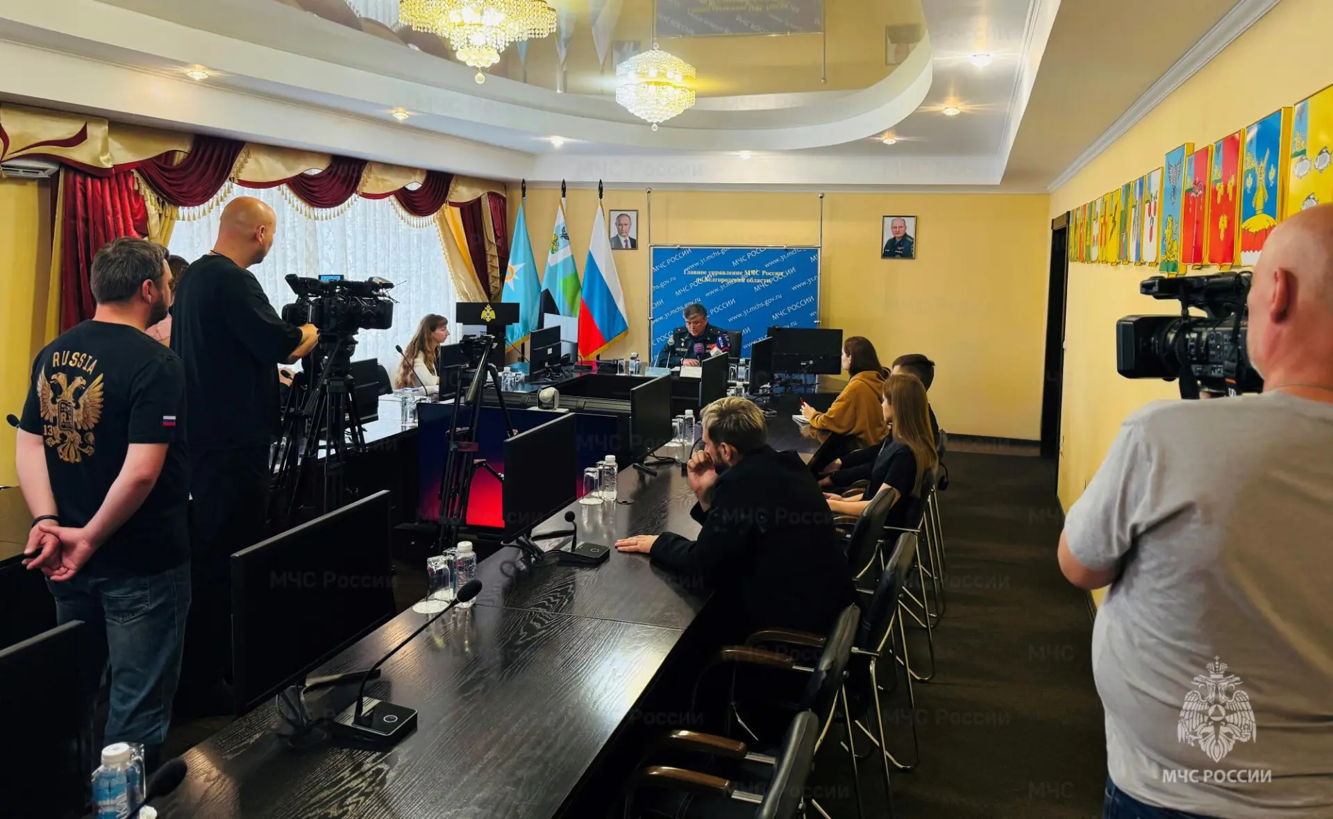 О ситуации с ландшафтными пожарами и подготовке к купальному сезону в регионе в ходе брифинга рассказал Сергей Потапов
